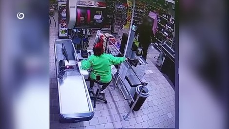 Krvavý útok v potravinách: Muža, ktorý bodol predavačku, obvinili