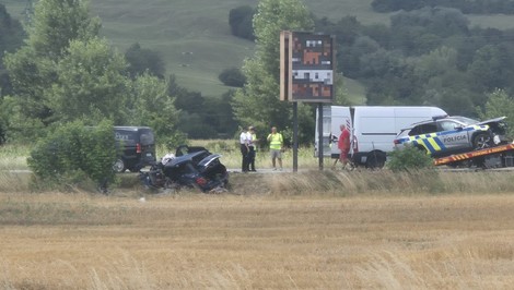 Policajné auto smerujúce na zásah sa čelne zrazilo s osobným vozidlom. Vodič nehodu neprežil