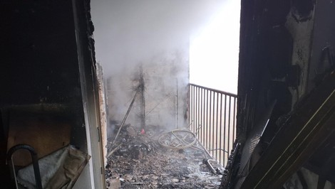 Hasiči zasahujú pri požiari bytu v Senici, obyvatelia evakuovaní