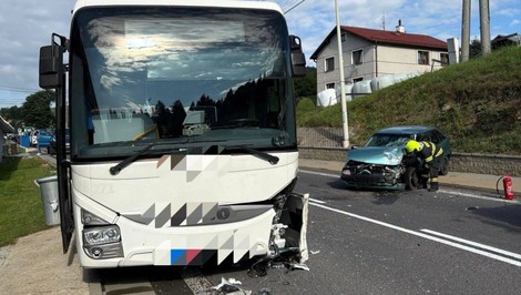 Vážna nehoda v Ždiari zablokovala cestu. Zrazili sa autobus a osobné vozidlo