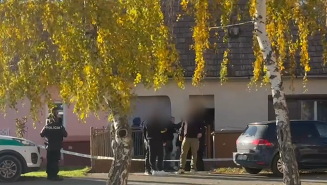 Polícia zasahuje po streľbe pri rodinnom dome, zranený je mladý muž