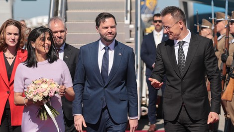 Odborník: USA zasahujú do volieb v Maďarsku. Pomôže návšteva Vancea Orbánovi?