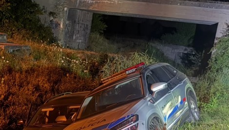 Opitý vodič unikal pred políciou. Pri naháňačke sa zranili dvaja policajti