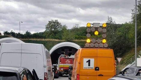 V tuneli Sitina sa zrazilo 13 áut a kamión. Bratislavu paralyzujú kolóny