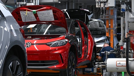 Európsky parlament ustúpila voči zelenej politike: Zákaz spaľovacích motorov sa odkladá