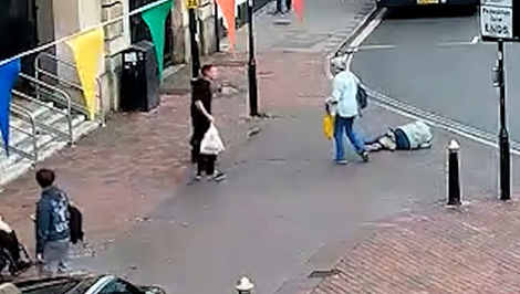 Agresívny muž sotil seniora (80) na zem. Rozčúlil ho vraj hluk v knižnici
