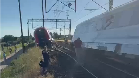 Na západe Poľska sa zrazili dva vlaky. Vagóny sa vykoľajili