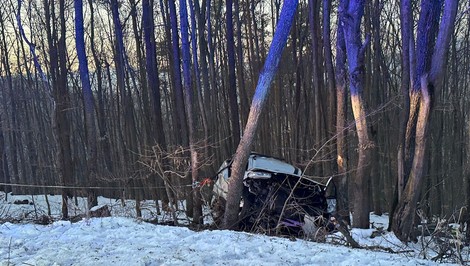 Auto skončilo zakliesnené medzi stromami, 80-ročný vodič nehodu neprežil