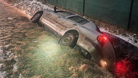 Opitá (ne)vodička (18) havarovala v priekope. Po nehode sa ukrývala doma pod matracom