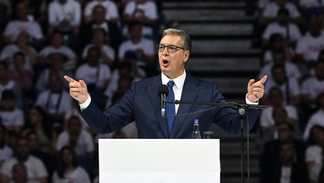 Vučič zaplnil najväčšiu arénu v Belehrade. Po odchode z prezidentského paláca mieri na post premiéra