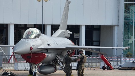 Vieme, prečo bola uzávera na D1. Dôvodom bol presun stíhačky F-16 v protismere