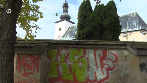 Vandali poškodili historický múr v Prievidzi. Sprejeri sa podpísali priamo na národnej kultúrnej pamiatke