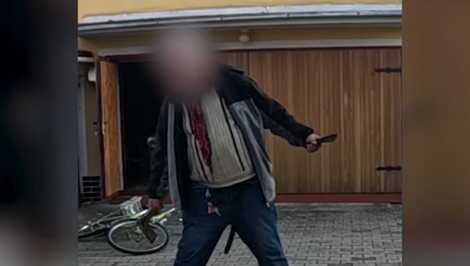Sekera a nôž v rukách: Policajti museli použiť taser sa muža, ktorý ohrozoval okolie