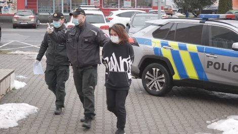Vlámala sa do bytu, aby si vyprala šaty. Nahú ženu bez domova našiel majiteľ