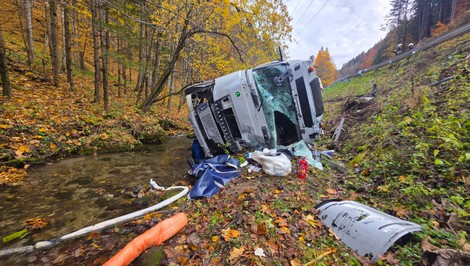 VIDEO: Dramatická zrážka dvoch kamiónov na Donovaloch, cesta je zablokovaná