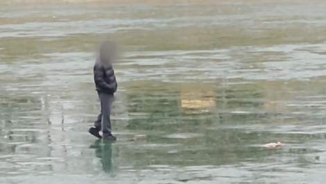 Napriek otepleniu sa ľudia stále pohybujú po zamrznutých jazerách, záchranári varujú