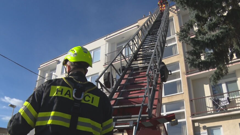 Na strednej škole "horelo" a zasahovali kukláči. Našťastie, išlo len o cvičenie