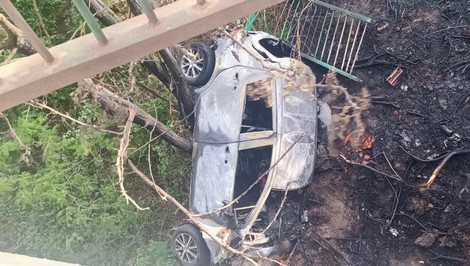 Tragická nehoda v Bratislave. Auto zhorelo, vodič zahynul