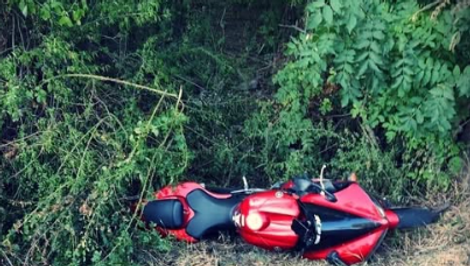 Na ceste medzi Modrou a Budmericami zomrel pri nehode motocyklista