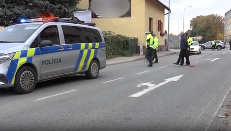 Seniora zrazilo auto na priechode pre chodcov. V nemocnici bojuje o život