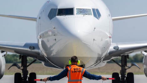 Ochorenie na palube? Hygienici urgentne hľadajú pasažierov letu. Nemajú všetky kontakty