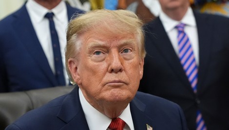 Trump zatvára dvere Bieleho domu trom médiám. CNN, MS NOW a Politico obvinil z klamstiev