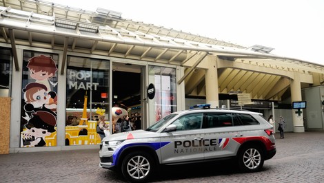 Streľba na predmestí Paríža: Jeden človek zomrel, ďalší štyria sú zranení