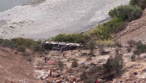 V Peru sa zrútil autobus do rokliny, hasiči potvrdili najmenej 37 mŕtvych