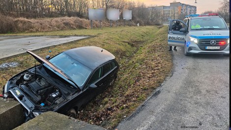 Bez vodičáku a pod vplyvom. 17-ročný vodič havaroval v Senci