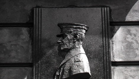 Pamätnú tabuľu generálovi Viestovi odhalili v Košiciach v roku 1947. Neskôr ju odstránili