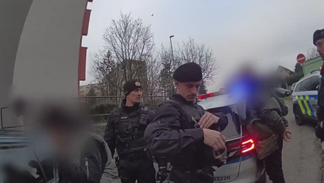 Bratislavčan bez vodičáku unikal pred políciou: Po šialenej jazde u neho našli drogy