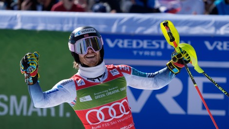 MCGRATH zabudol na olympijské fiasko, vyhral SLALOM a útočí na glóbus