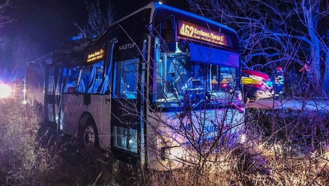 Autobus s cestujúcimi narazil do stromu, zranilo sa viacero ľudí