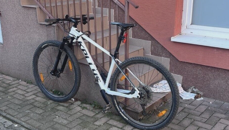 Dvanásťkrát trestaný muž skončil vo väzbe. Kradol bicykle a kolobežky