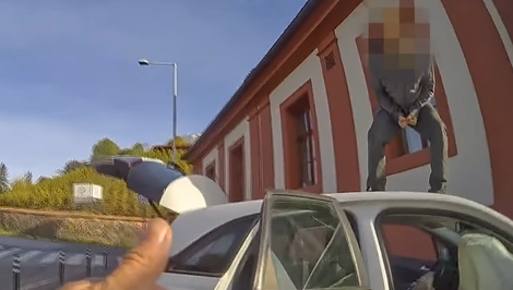 VIDEO: Pred očami policajta muž nabúral s autom do steny. Po prebratí sa správal bizarne