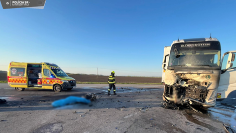 Motorkár (49†) zomrel po zrážke s kamiónom. Po náraze motocykel začal horieť