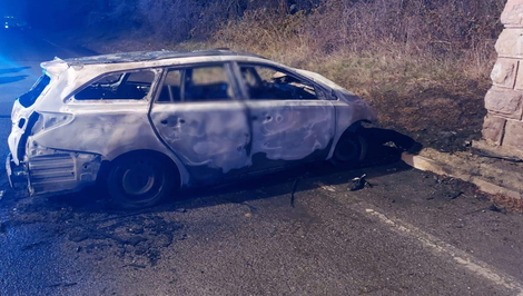 Auto narazilo do mosta a vzbĺklo. Vodič vnútri uhorel