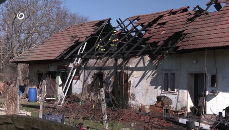 Dom v Hosťovej zachvátili plamene. Pri požiari pomáhali susedia