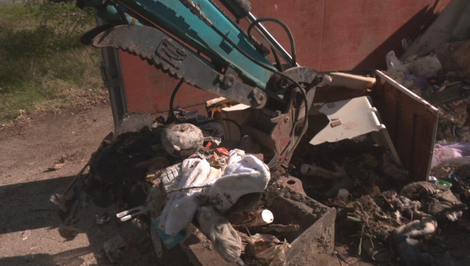 Dobrovoľníci upratali nelegálnu skládku. Pomáhal aj 90-ročný Ján