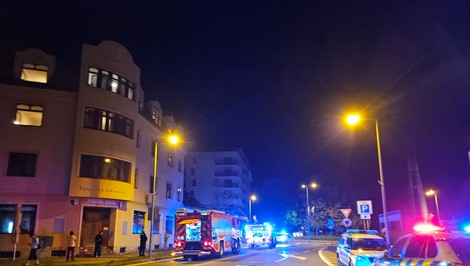 Požiar v Piešťanoch: Hasiči evakuovali desiatky ľudí z horiaceho penziónu