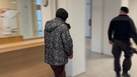 Hrôza v centre mesta: Opitý muž zbil družku, hlavu jej mlátil o lavičku