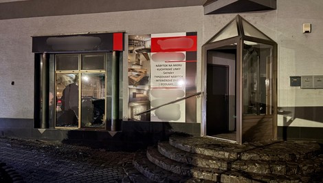 Polícia vyšetruje poškodenie bankomatu vo Vrbovom, po páchateľovi intenzívne pátra