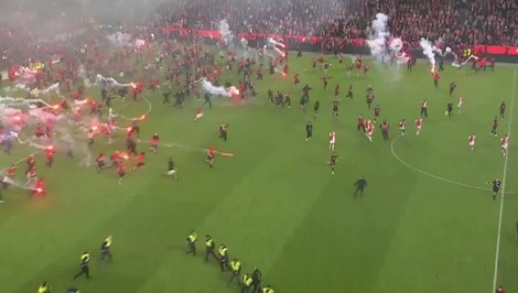 Pražské derby prerušili po útoku na hráčov Sparty, polícia rieši výtržníctvo