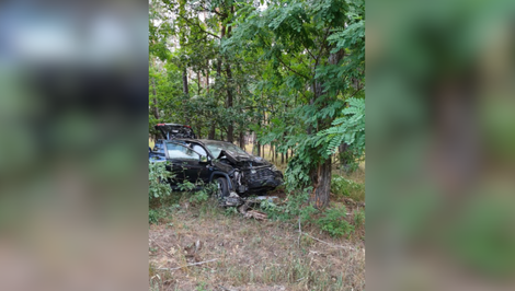 Vážna nehoda pri Malackách: Auto narazilo do stromu, zasahoval vrtuľník