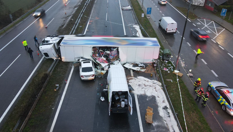 Na D1 pri Ilave zomrel vodič dodávky po náraze do prevráteného návesu