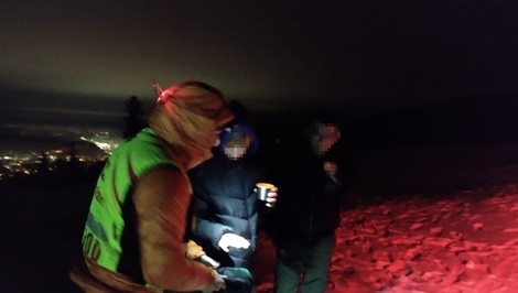 Tínedžeri bez vody a výstroja uviazli na turistickom chodníku. Skončili v rukách záchranárov