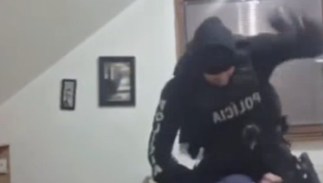 Policajná inšpekcia vyšetruje incident, kde policajt bil muža v Slovenskej Ľupči