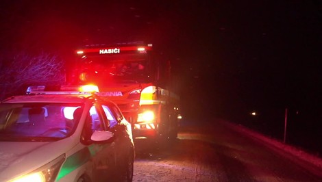 Vodič dostal šmyk a skončil v stromoch, auto zastavilo tesne pred riekou