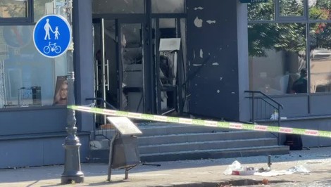 V Kežmarku nadránom vybuchol bankomat. V centre mesta sú rozmetané bankovky