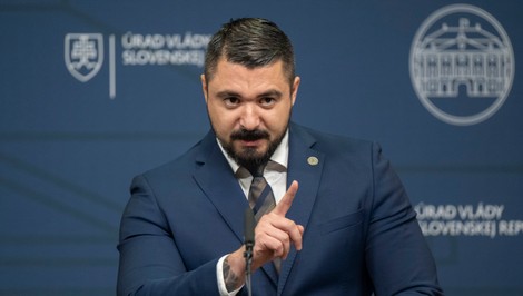 Na šéfa SIS Gašpara sa sťažujú nielen opoziční poslanci, ale aj jeho nespokojní podriadení